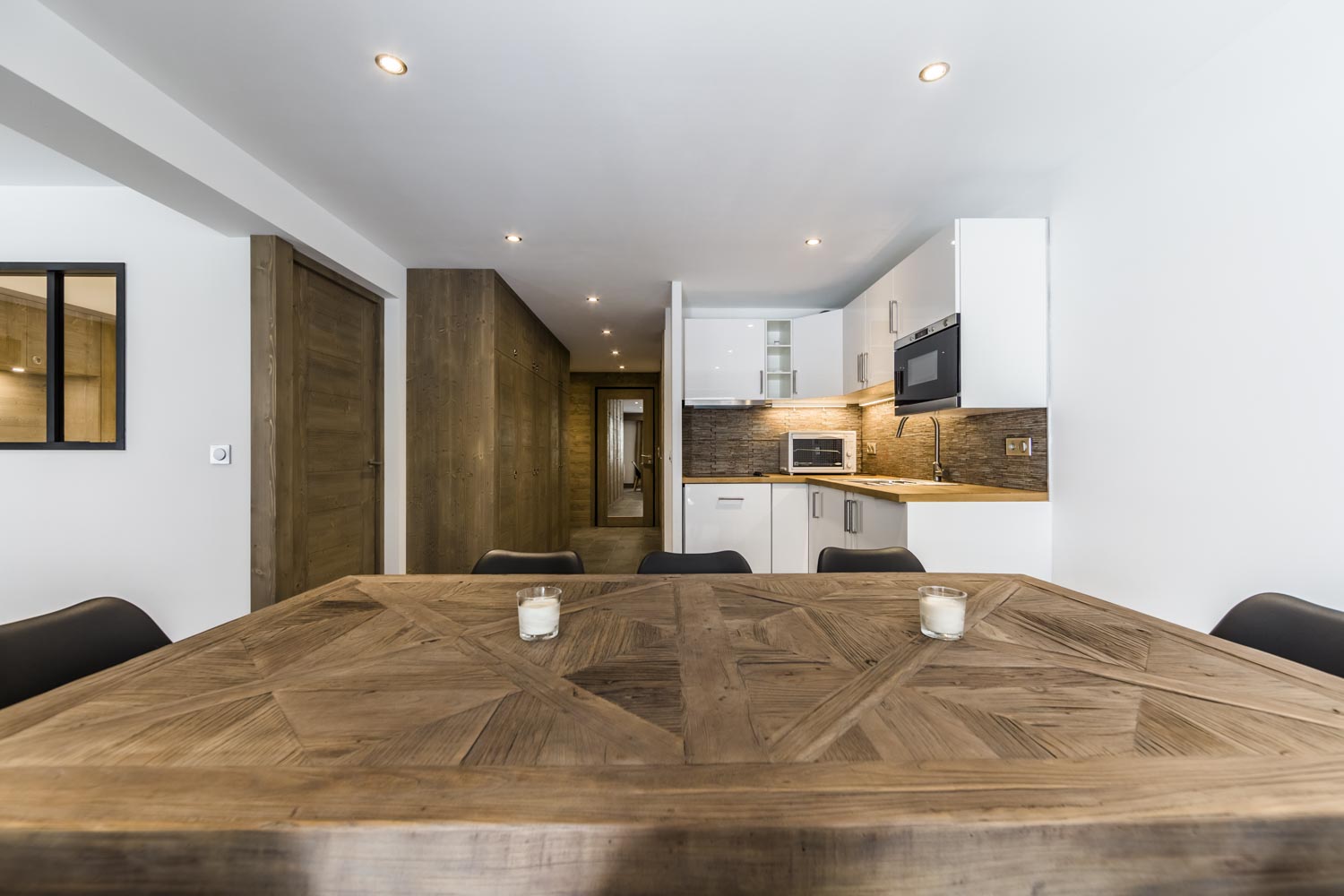 Modern Apartment - Val d'Isère - Wood Table