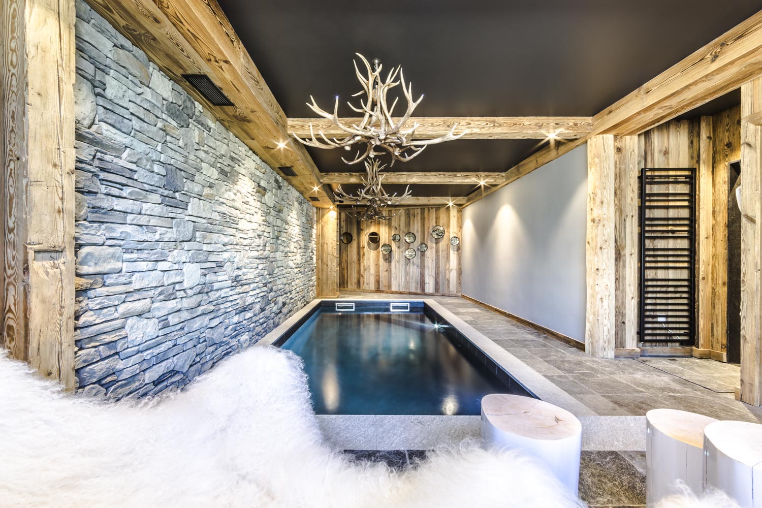 Chalet Calistoga - Luxury Chalet - HipHideouts - Val d'Isère - Luxury Pool - Chandelier - Deer Antler - Horn - Wood