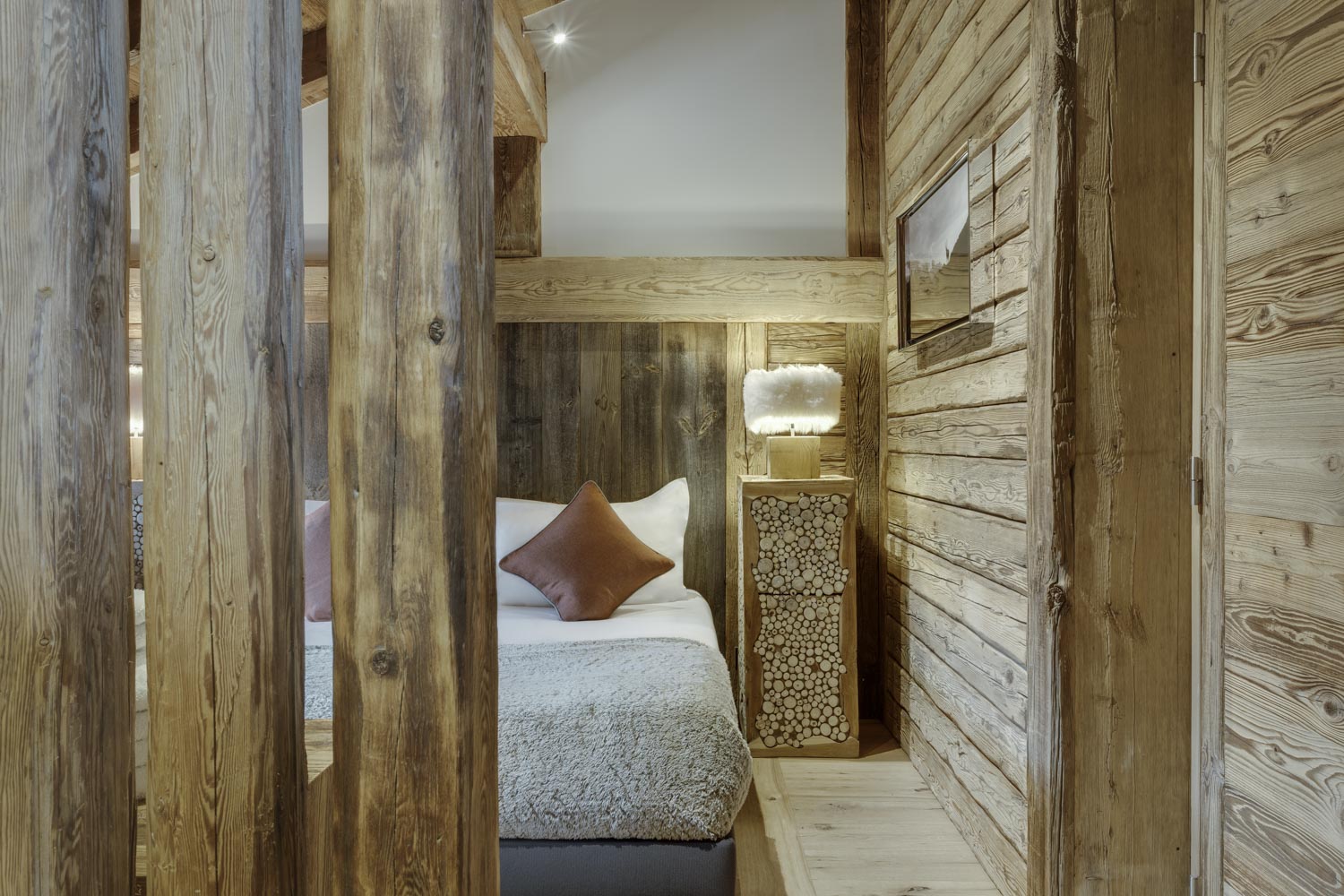 Chalet Kilco Penthouse - Luxury Chalet - HipHideouts - Bedroom - Bed - Val d'Isère