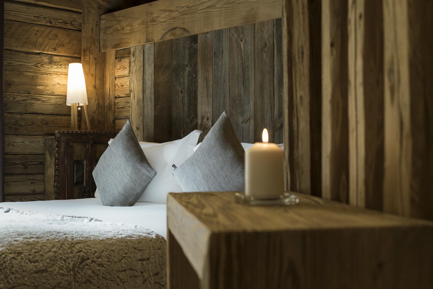 Chalet Kilco Penthouse - Luxury Chalet - HipHideouts - Bedroom - Bed - Candle - Val d'Isère