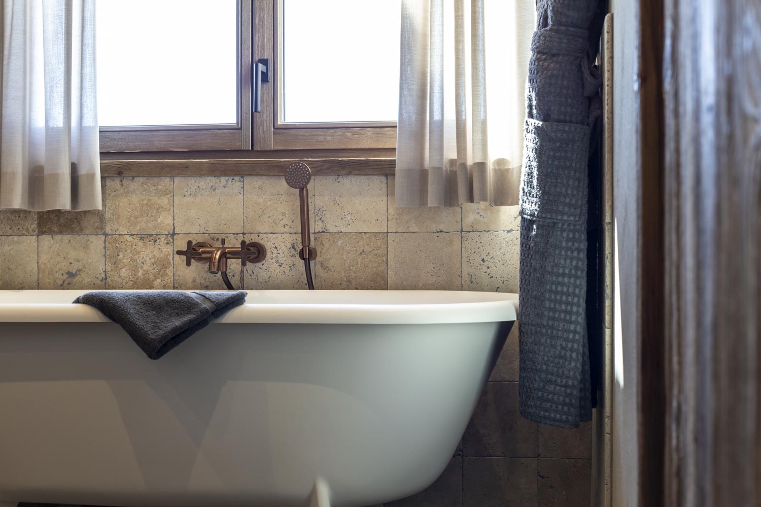 Le Refuge de Solaise - Bathtub - Val d'Isère - Luxury Apartment - Luxury Bathroom - Bathtub with View