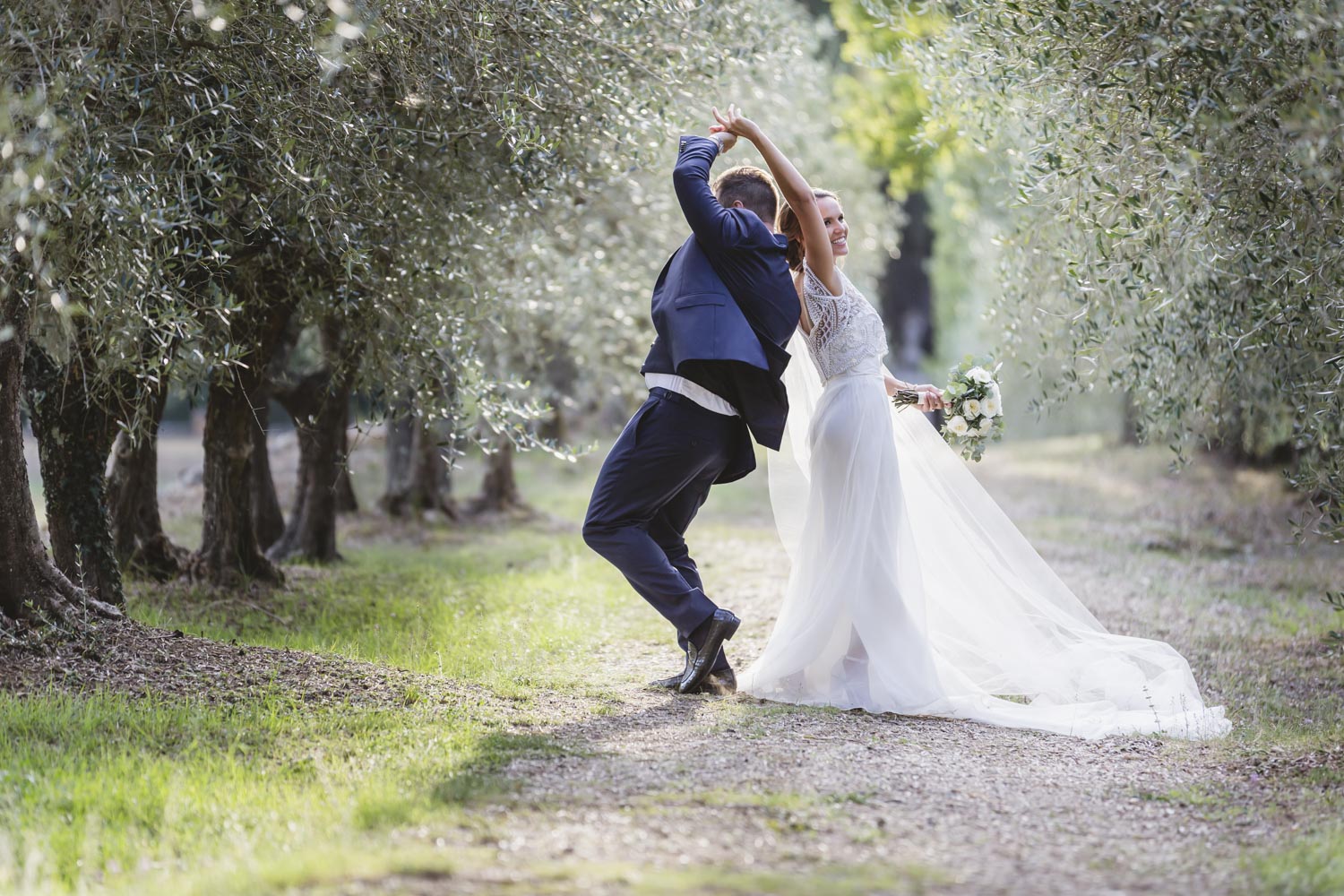 Dessi Popova - Couple - Mariée - Mariage - Borgo Stomennano - Toscane - Sienne - Allée d'Oliviers - Photos de Mariés - Photos de Mariage