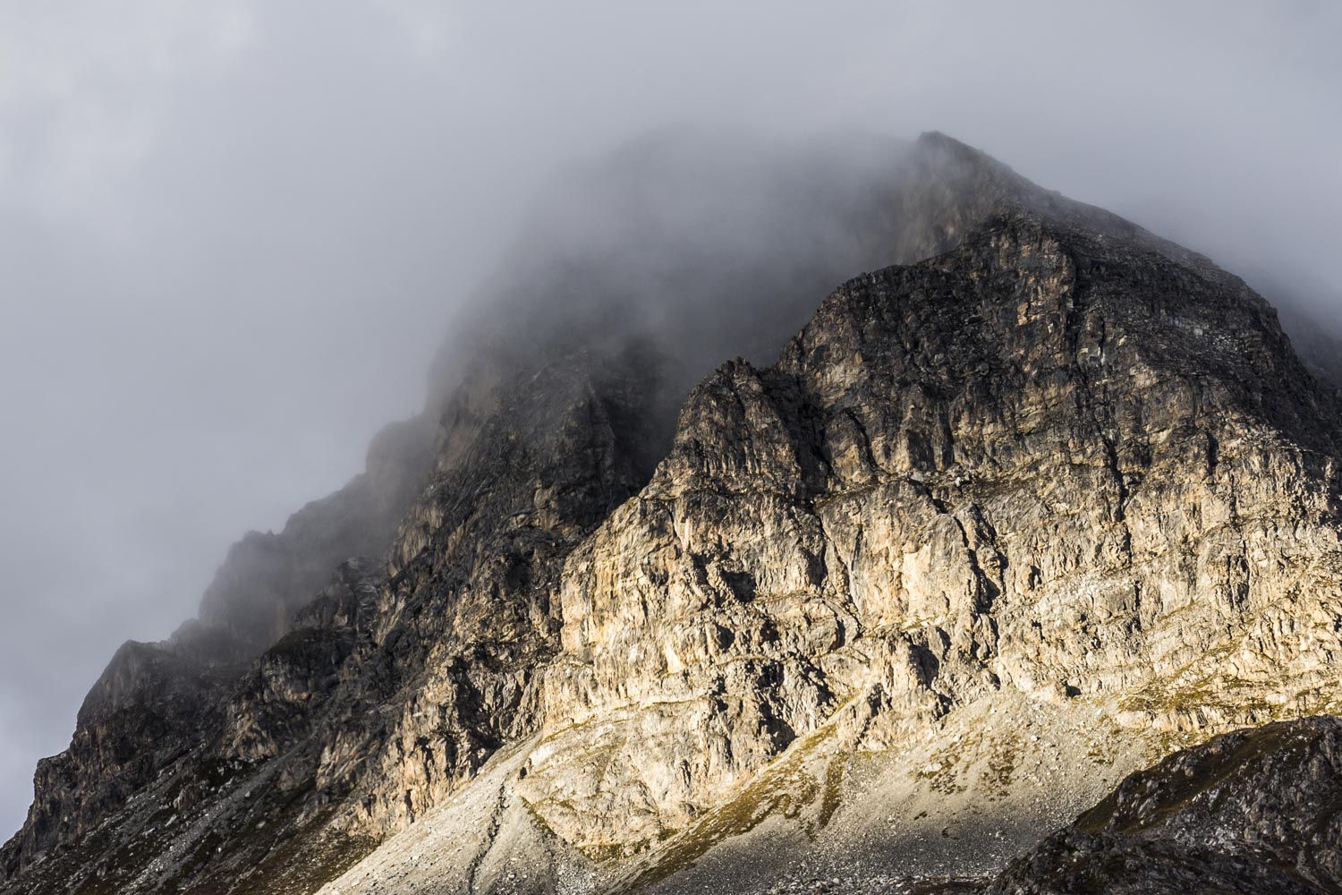 Rocher du Charvet dans les Nuages - Photo de Val d'Isère